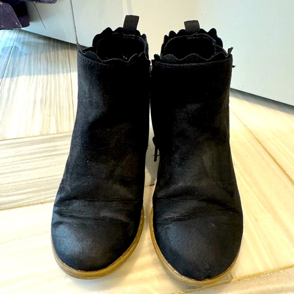 Gap girls Black Suede Scalloped Bootie size 11 - Picture 2 of 3
